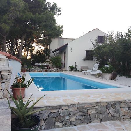 Vacation House Milka Milna  Extérieur photo