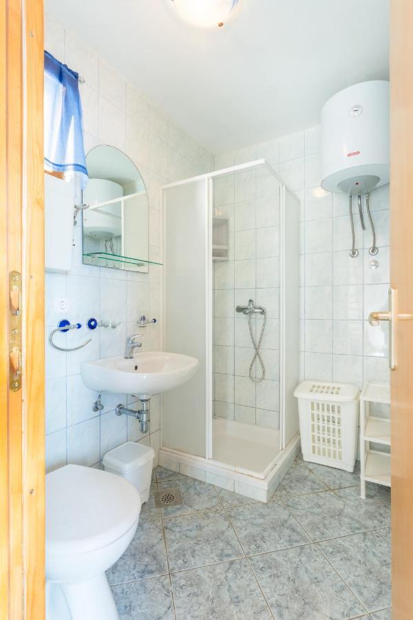 Vacation House Milka Milna  Extérieur photo