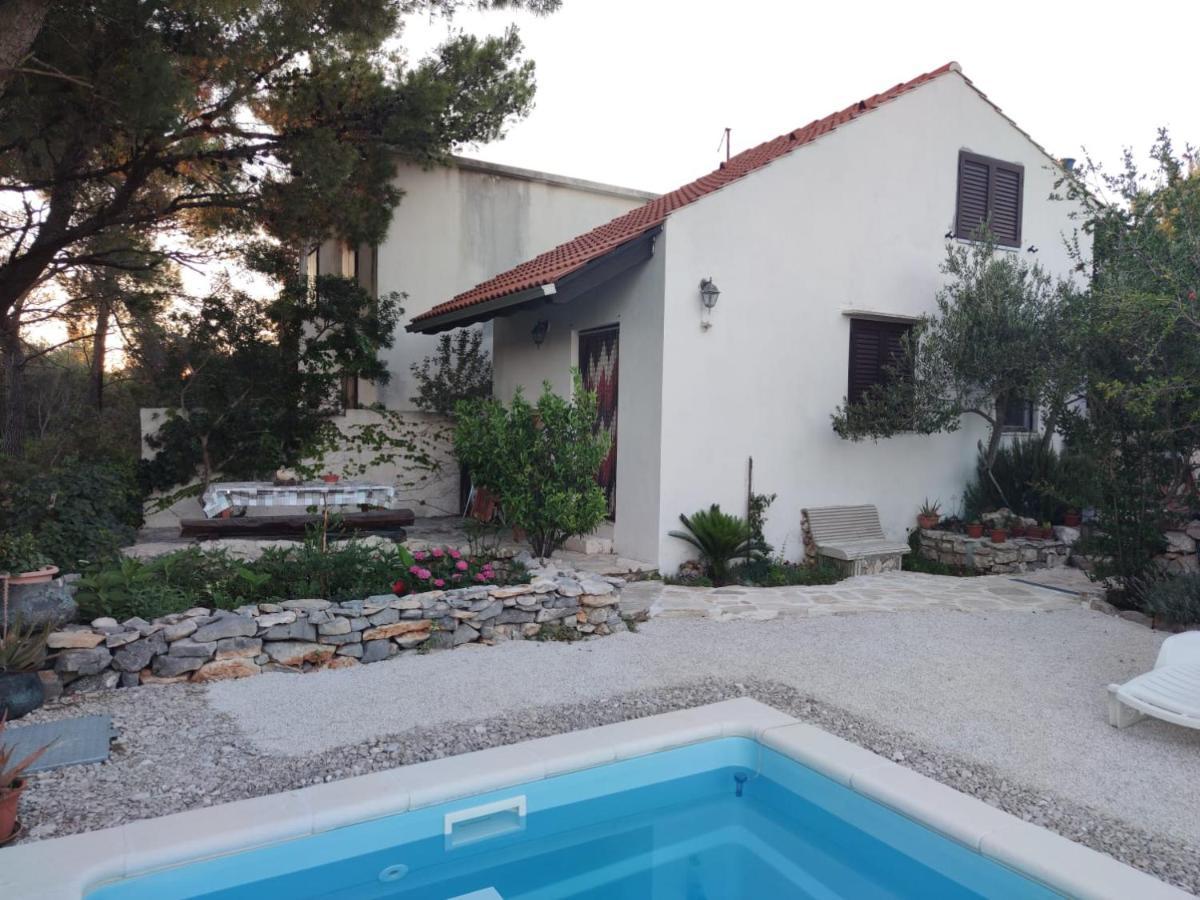 Vacation House Milka Milna  Extérieur photo