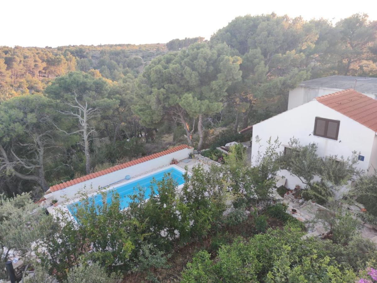 Vacation House Milka Milna  Extérieur photo